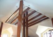 сложный потолок в комбинации с деревянными колоннами