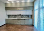 кухня в двухуровневой квартиры с панорамным окном