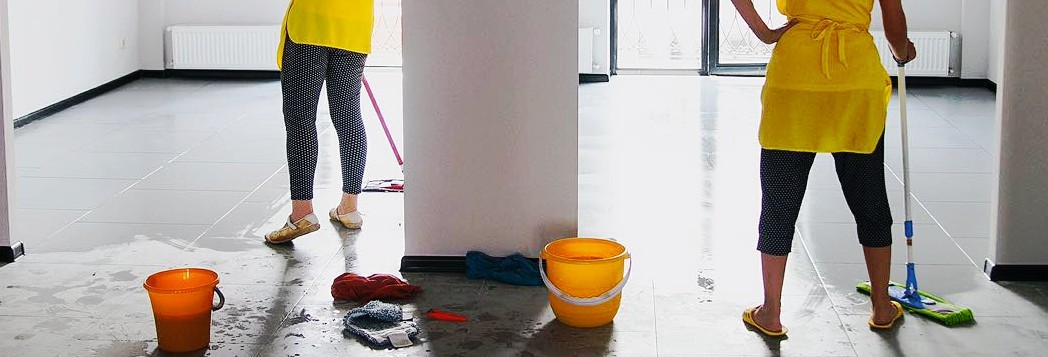 Особое внимание при уборке квартиры уделяется отмыванию кафельной плитки и керамограниту