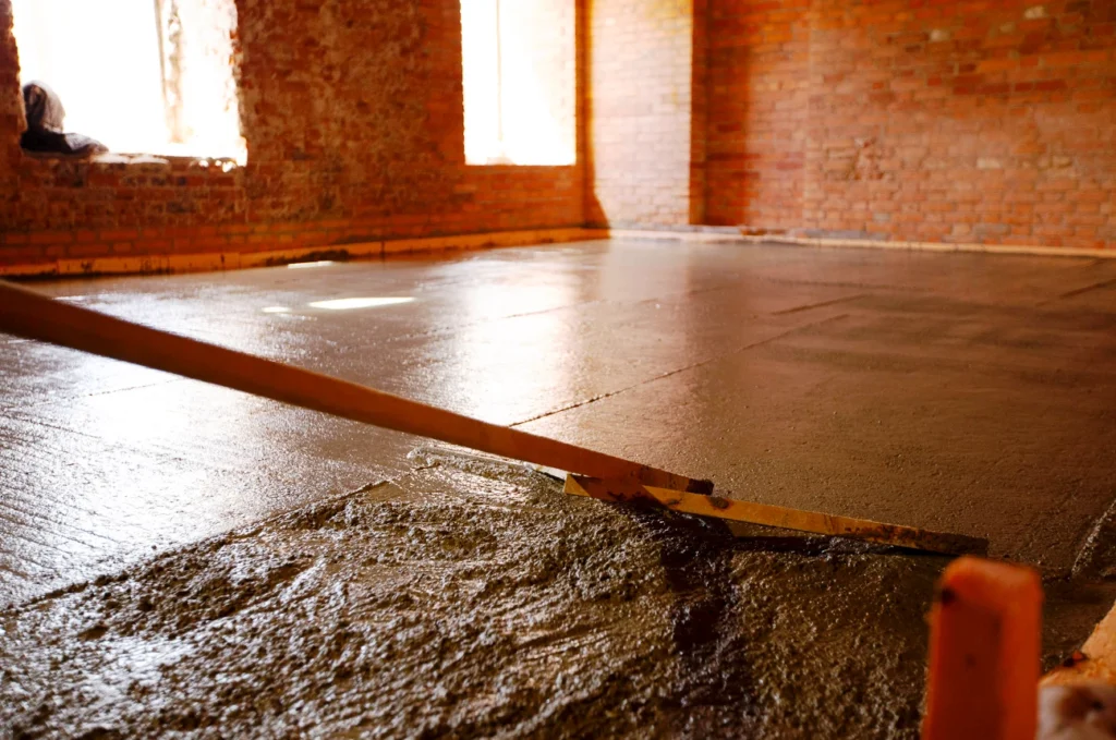 Монтаж стяжки пола в коттедже