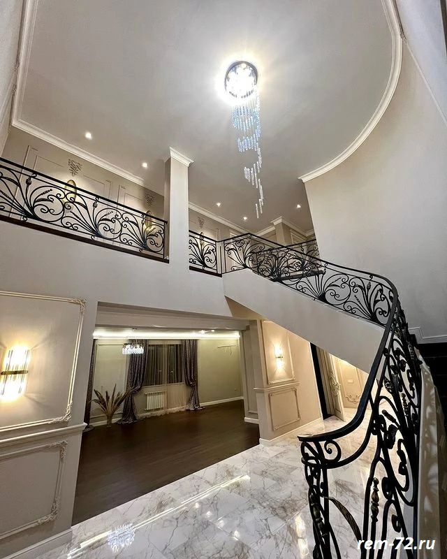 Пример ремонта в коттедже лестница холл