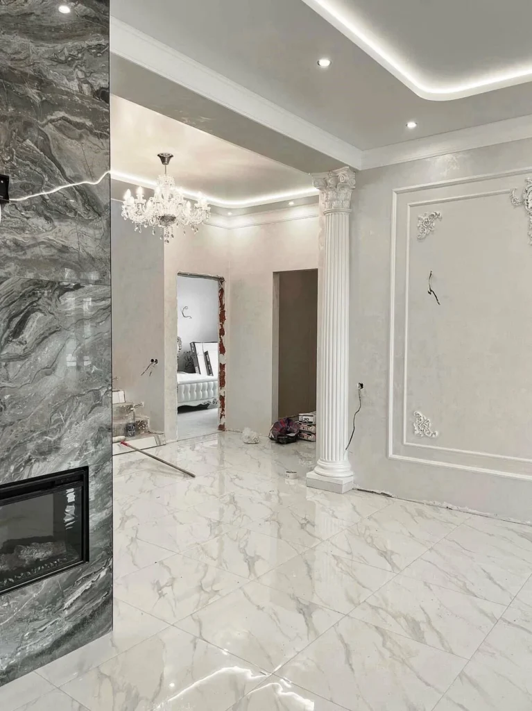 Ремонт большого дома (камин в прихожей)