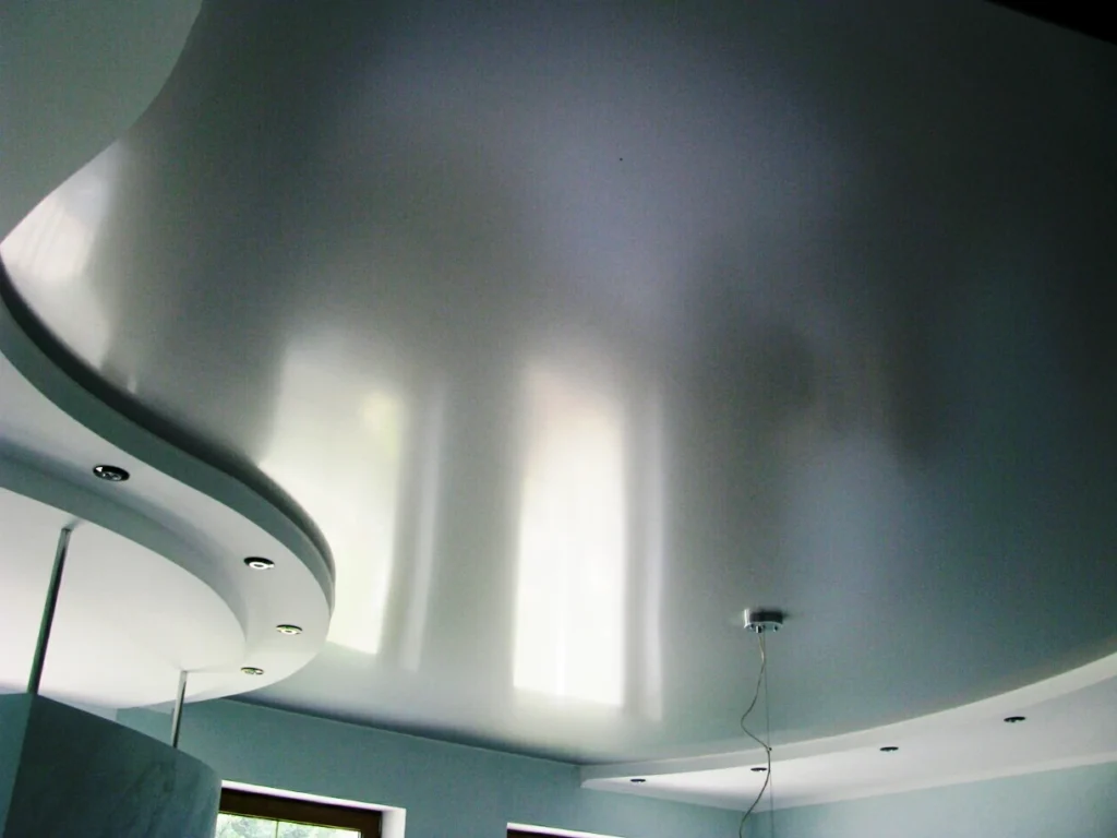 Натяжной потолок в комбинации с фигурным ГКЛ