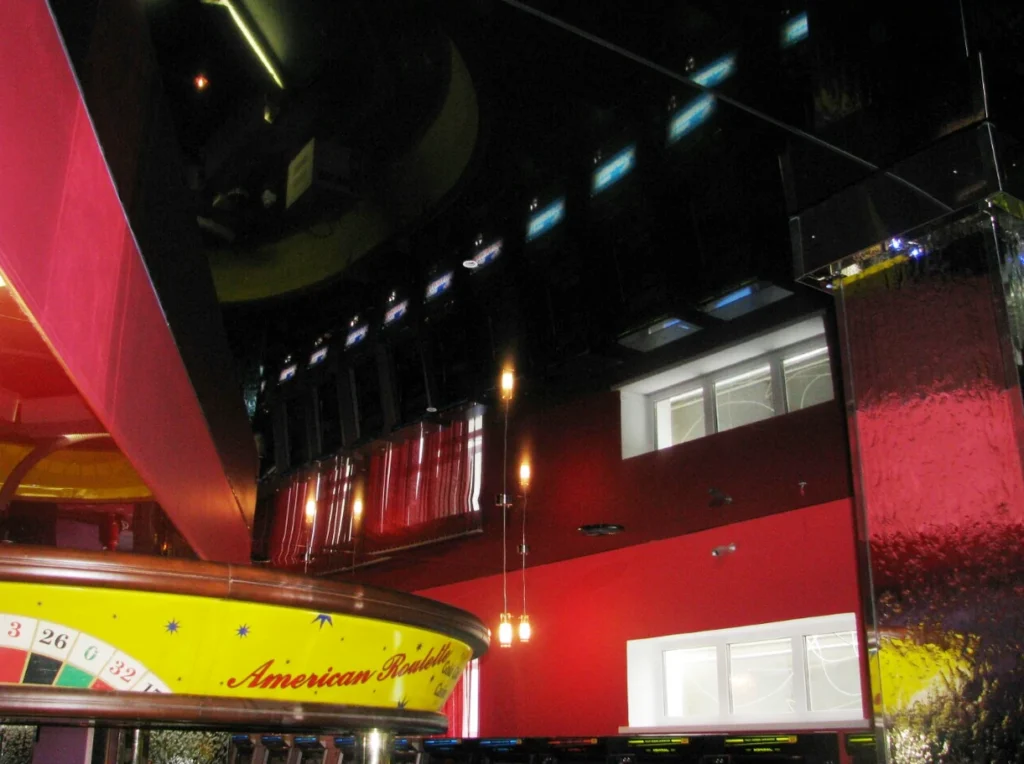 Натяжной потолок в офисе