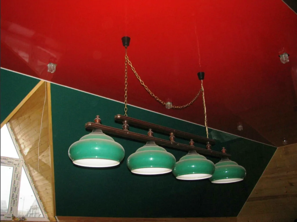 Натяжные потолки в бильярдной