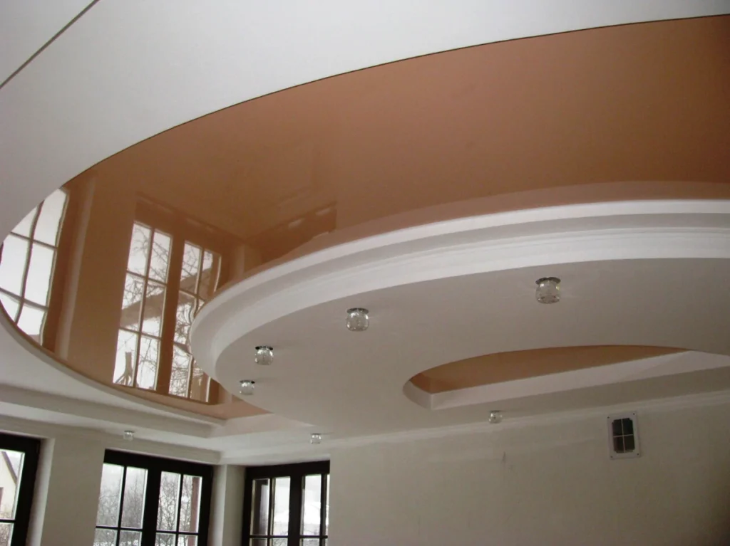 Потолки с фигурой в коттедже