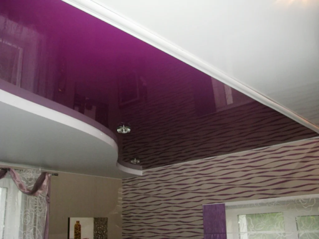 Фигурный потолок бордового цвета