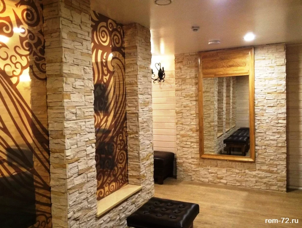 Декоративная отделка прихожей
