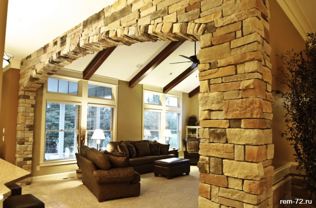 Отделка стен камнем в коттедже (столовая)